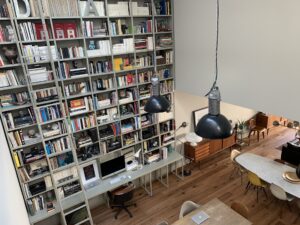 Loft in stile vintage con grande libreria a Milano per foto video eventi