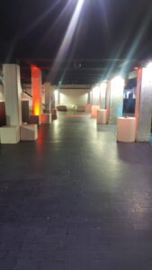 Spazio industriale in stile club disco con luci colorate a Milano per foto video eventi