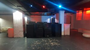 Spazio industriale in stile club disco con luci colorate a Milano per foto video eventi