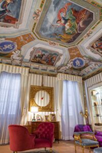 Dimora storica con affreschi storici a Fermo per foto video eventi