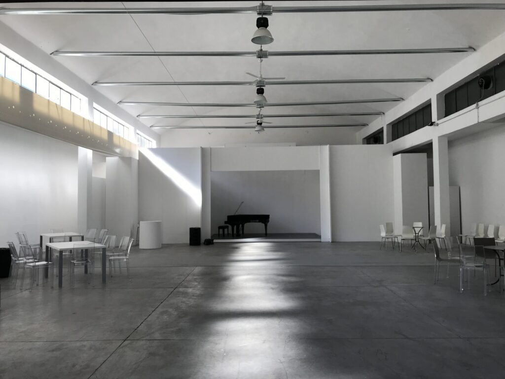 Spazio eventi moderno e luminoso con open space a Milano per foto video eventi