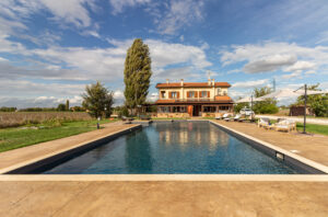Villa rustica con grande piscina a Bologna per foto video eventi