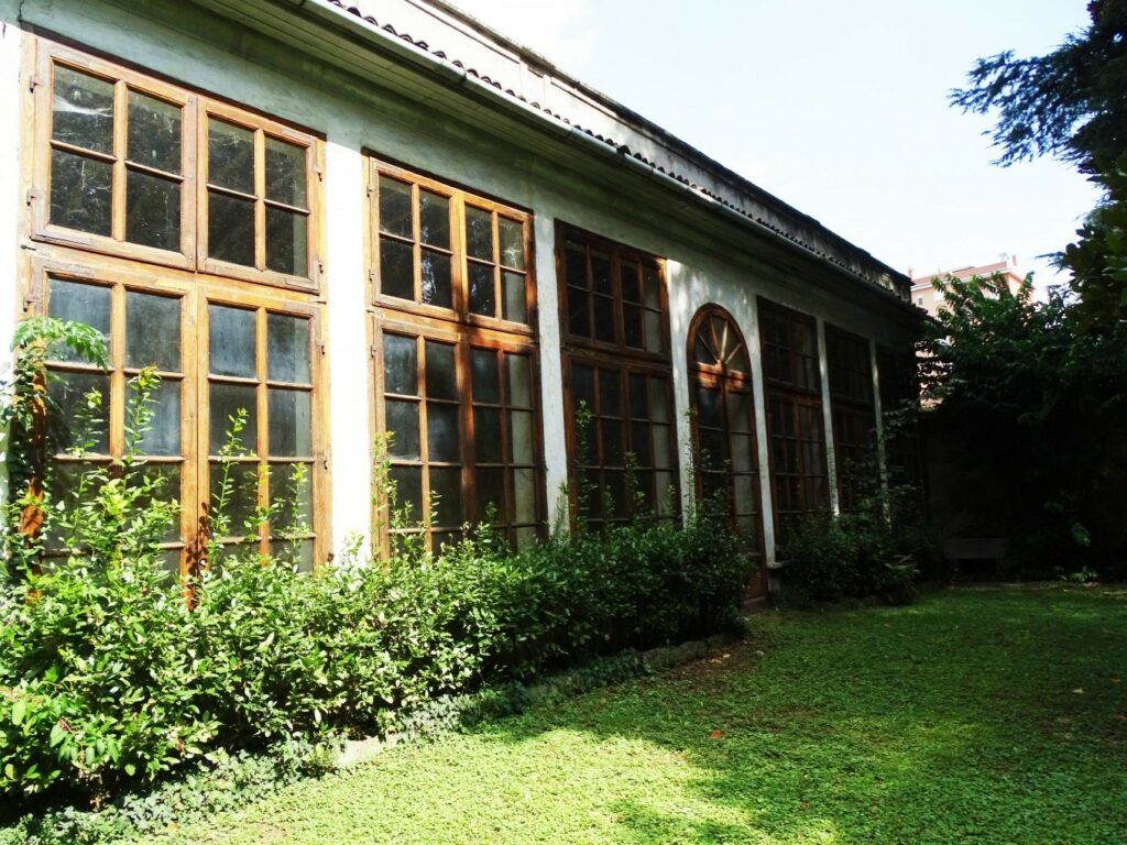 Villa del novecento con grande giardino esterno a Monza e Brianza per foto video eventi