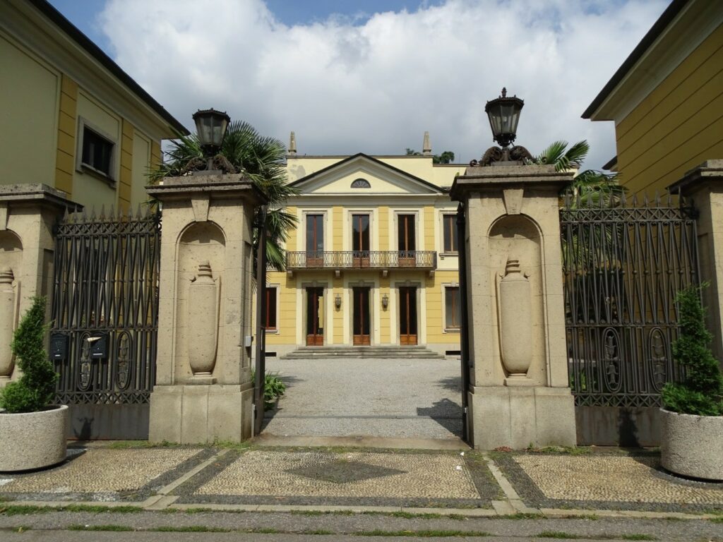 Villa del novecento con grande giardino esterno a Monza e Brianza per foto video eventi