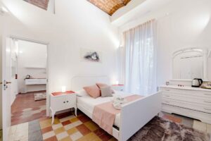 Appartamento con cementine e soffitti a volta a Napoli per foto video eventi