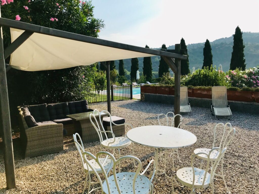 Villa in stile inglese con grande piscina a Verona per foto video eventi
