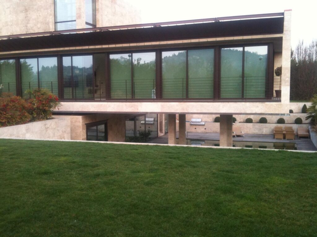 Villa moderna di design con piscina a Lecco per foto video eventi