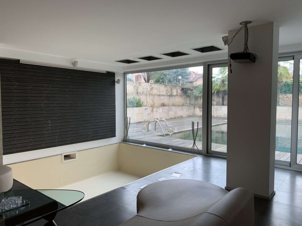 Villa moderna di design con piscina a Lecco per foto video eventi