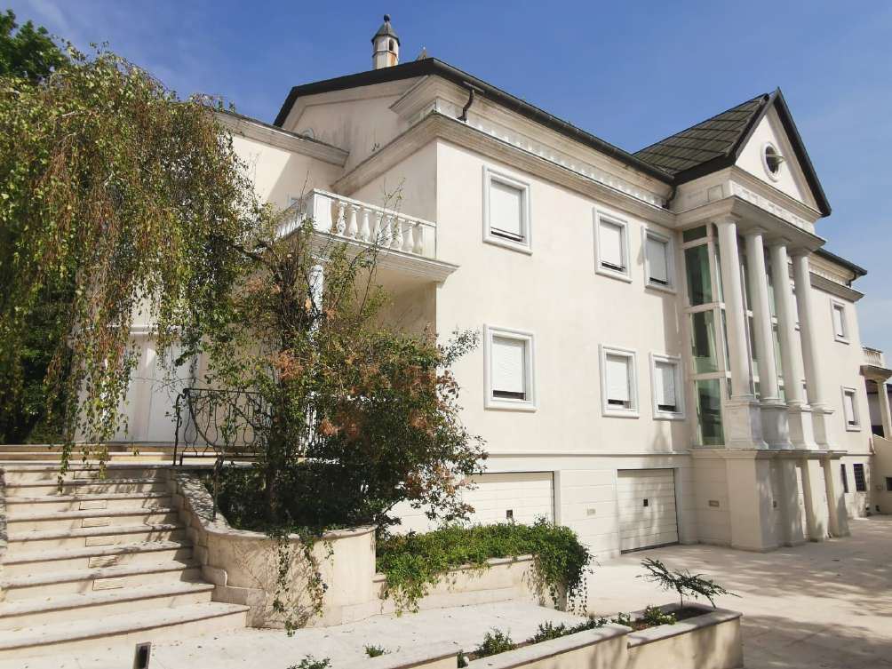 Villa in stile neoclassico con colonnato in marmo a Pavia per foto video eventi