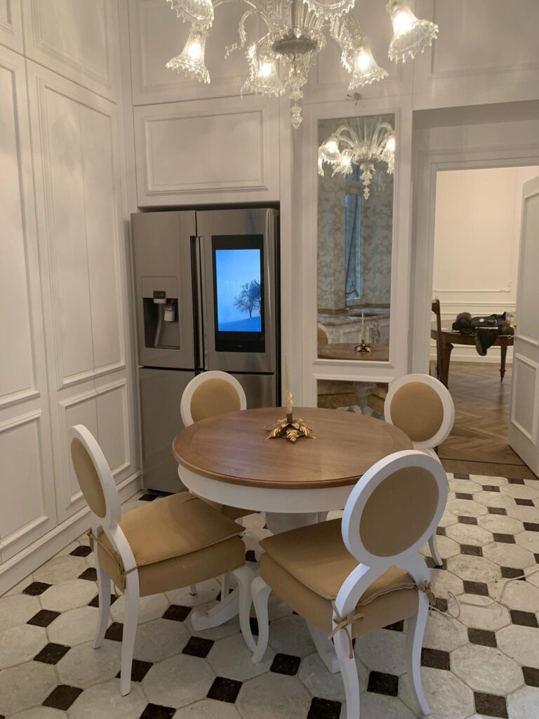 Appartamento classico in stile parigino con parquet a Milano per foto video eventi
