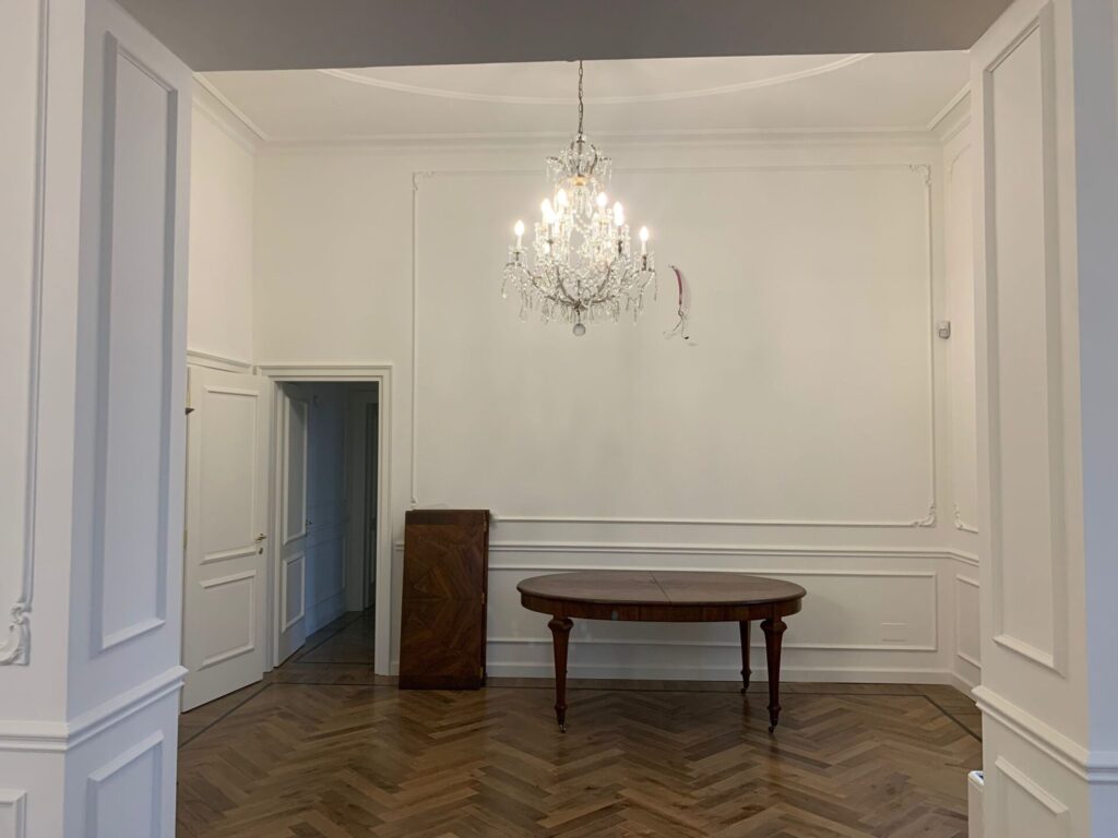 Appartamento classico in stile parigino con parquet a Milano per foto video eventi
