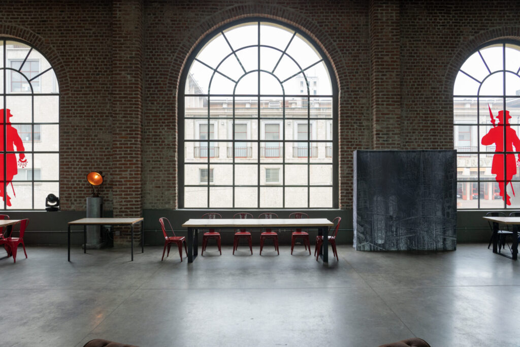 spazio industriale con vetrate e bar a Milano per foto video eventi