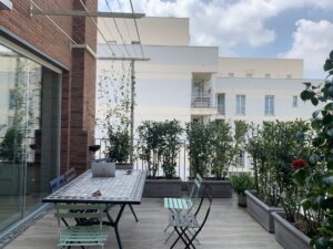 Loft moderno con cucina ad isola e terrazzo a Milano per foto video eventi