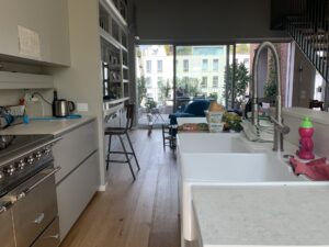 Loft moderno con cucina ad isola e terrazzo a Milano per foto video eventi