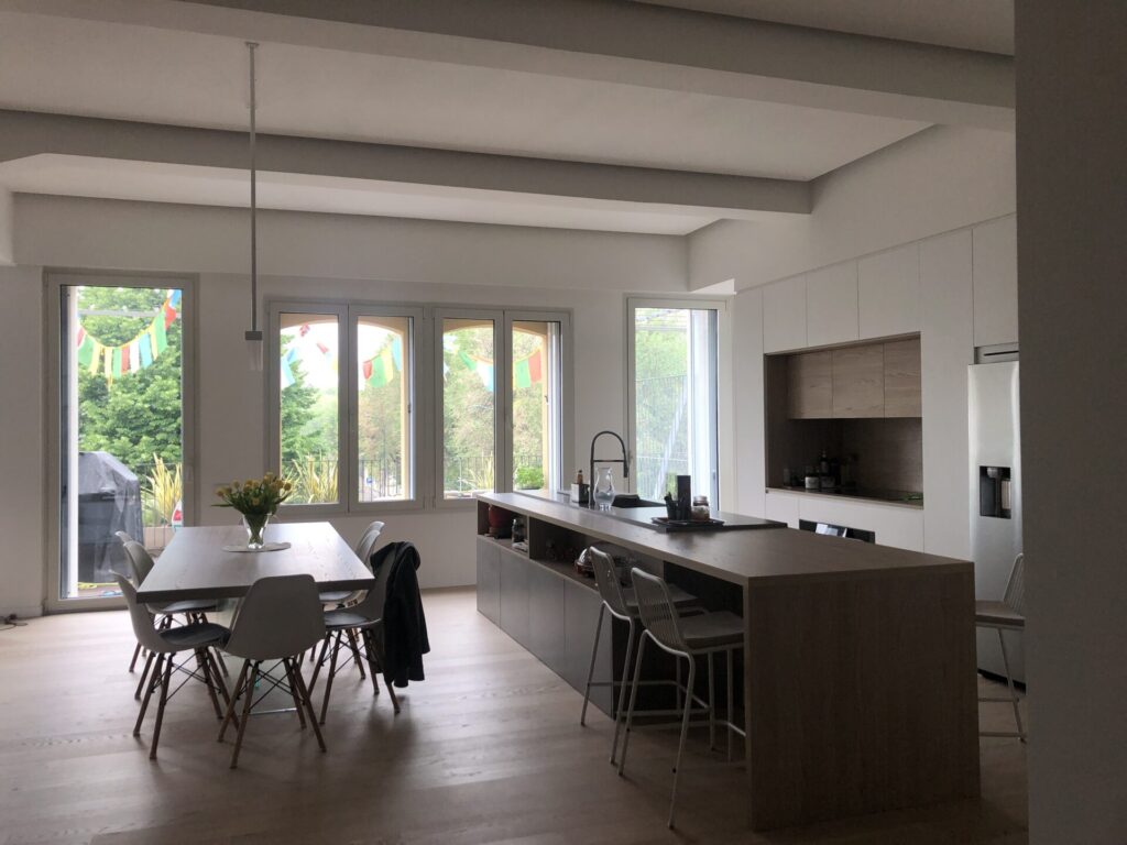Appartamento di design e moderno con cucina isola scandinavo a Milano per foto video eventi