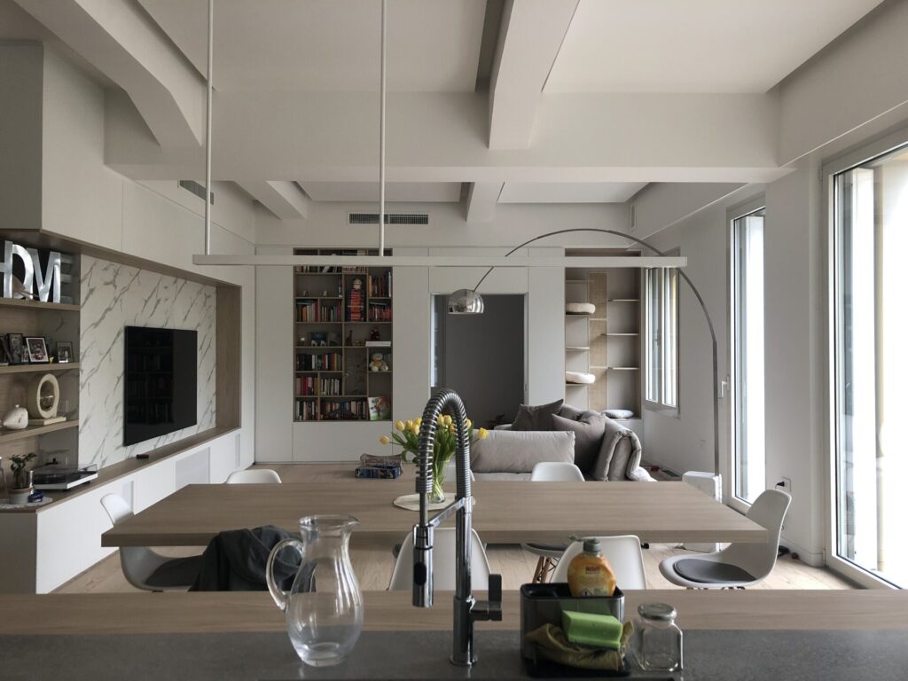 Appartamento di design e moderno con cucina isola scandinavo a Milano per foto video eventi