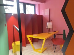 Spazio insolito con pareti colorate astratto a Milano per foto video eventi