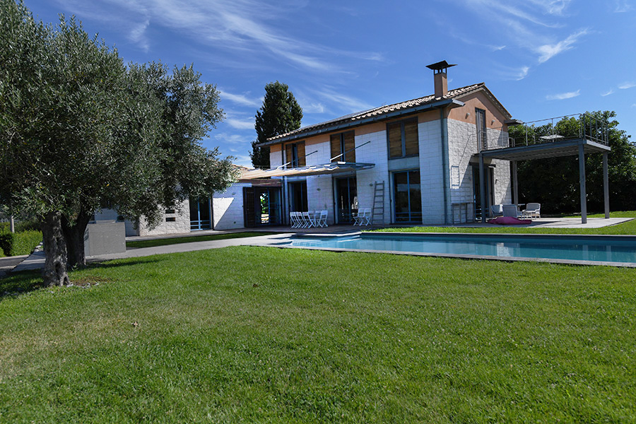 Villa moderna bilivelli con terrazzo piscina e giardino a Roma per foto video eventi