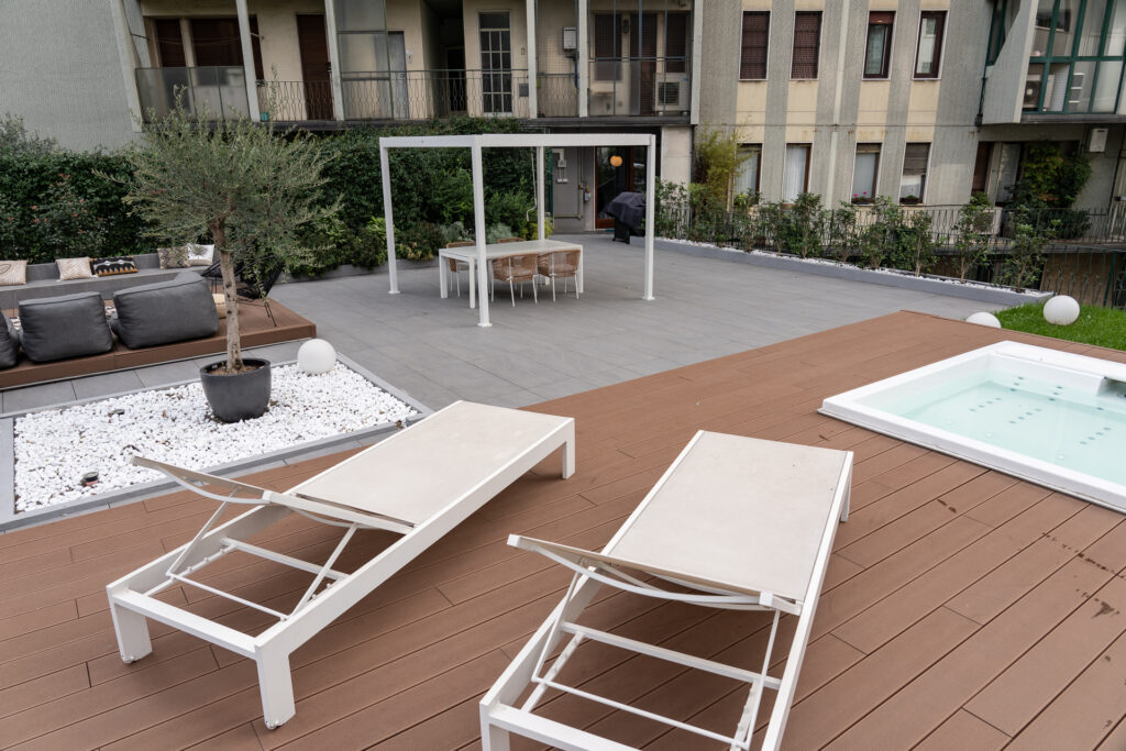 Appartamento in stile moderno con terrazzo e piscina a Milano per foto video eventi