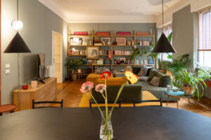 Appartamento in stile elegante e contemporaneo con legno e marmo a Milano per foto video eventi