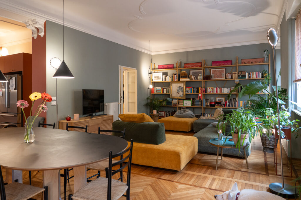 Appartamento in stile elegante e contemporaneo con legno e marmo a Milano per foto video eventi