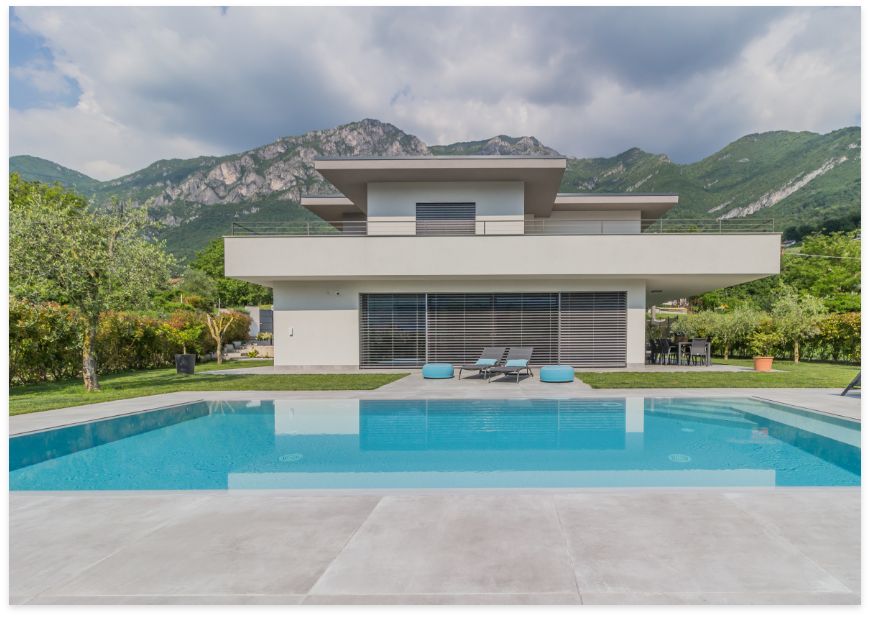Villa di design in stile moderno con parco/giardino vetrate piscina vista panoramica a Lecco per foto, video, eventi