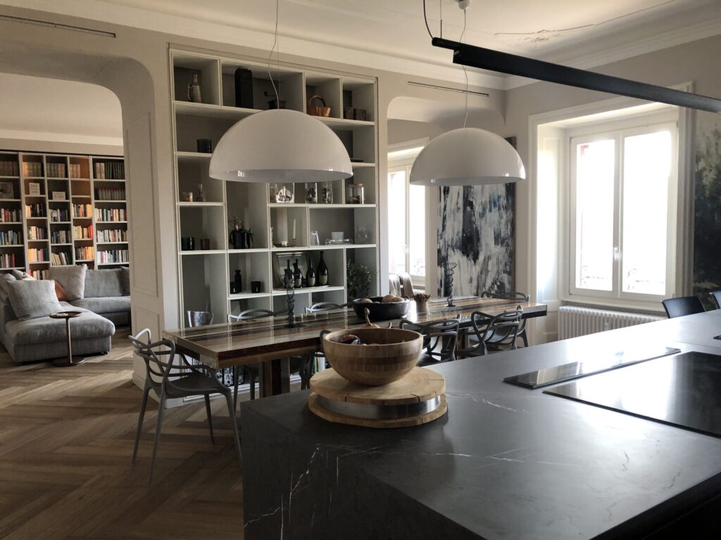 Appartamento moderno a Milano con cucina ad isola scura per shooting