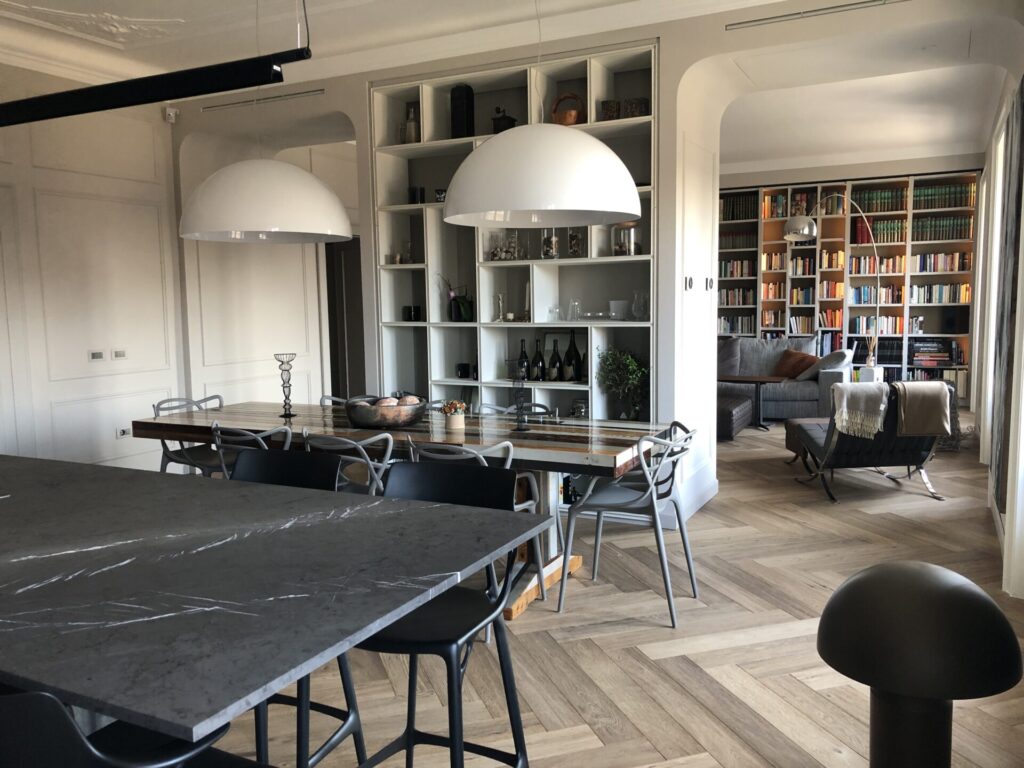 Appartamento moderno a Milano con cucina ad isola scura per shooting