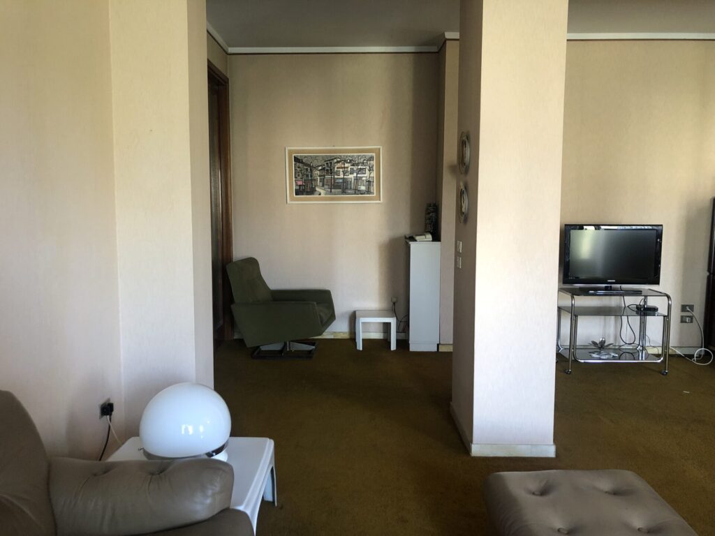 Appartamento in stile classico con moquette a Milano per foto video eventi
