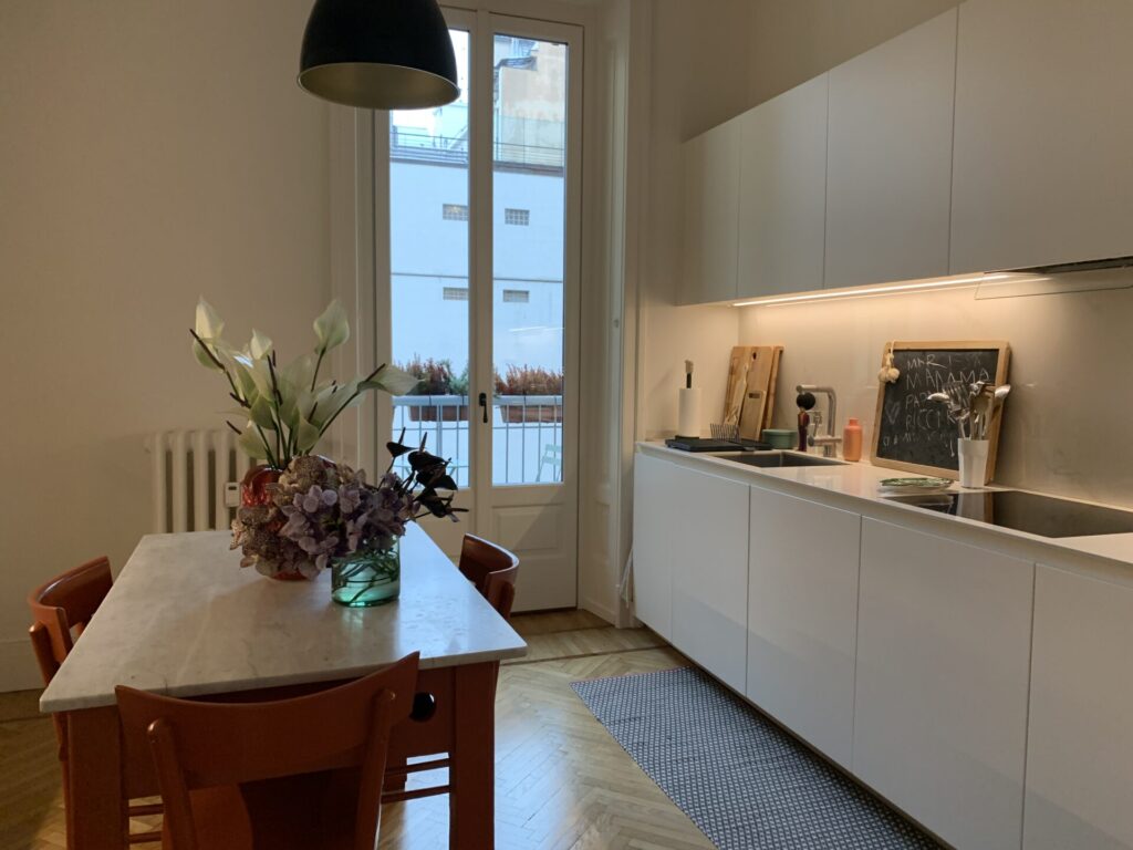 Appartamento contemporaneo con ampio soggiorno e parquet a Milano per foto video