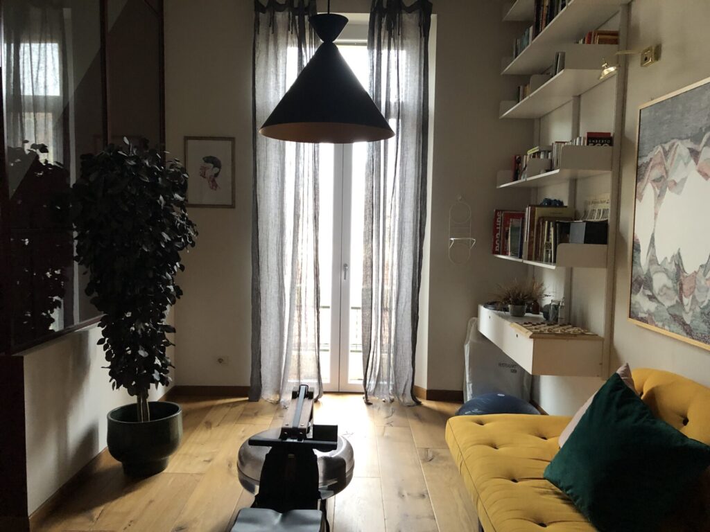 Appartamento in stile moderno con cucina ad isola a Milano per foto video eventi