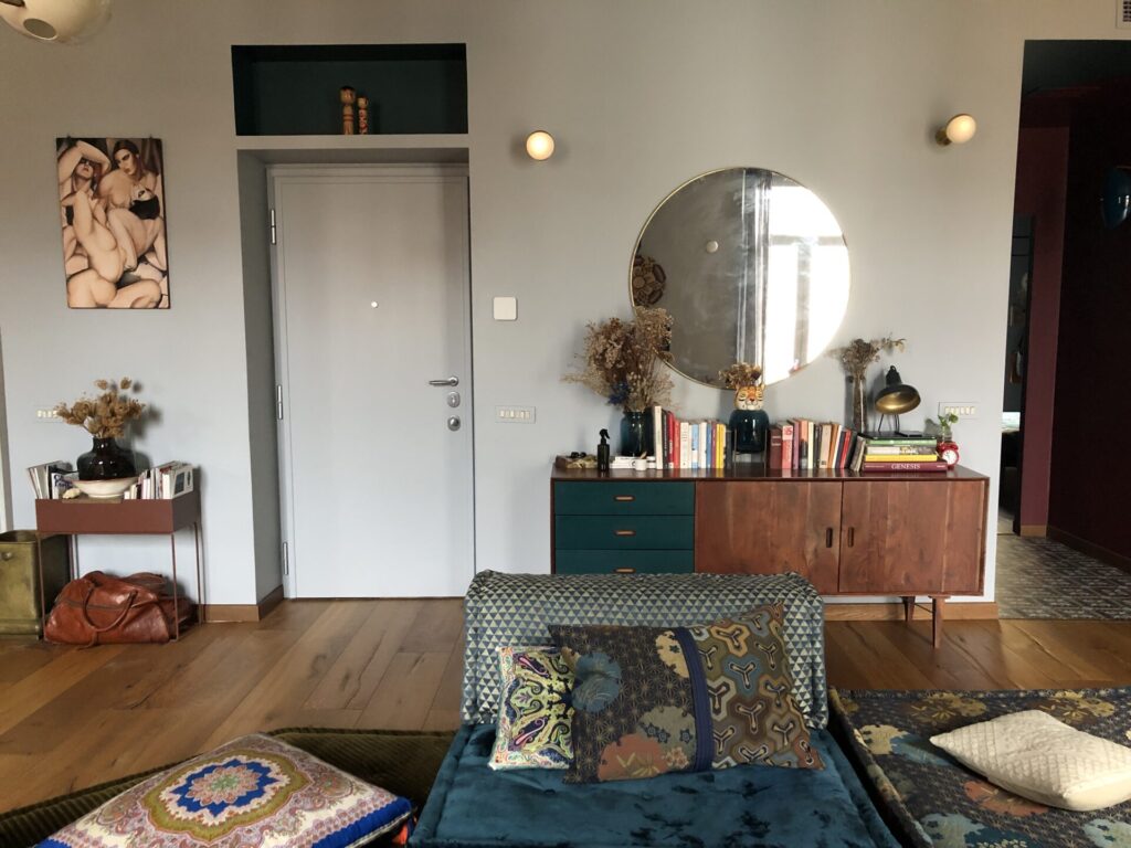 Appartamento in stile moderno con cucina ad isola a Milano per foto video eventi