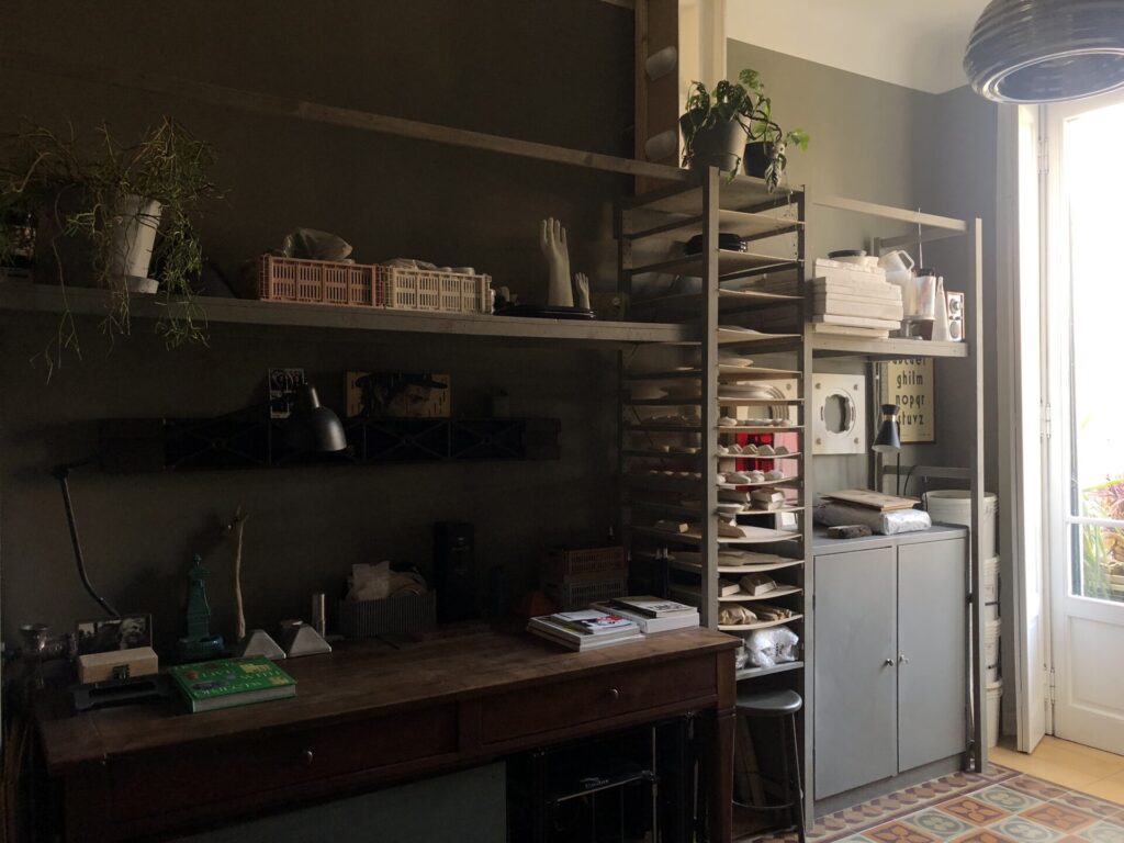 Appartamento in stile vintage e design con cementine a Milano per foto video eventi