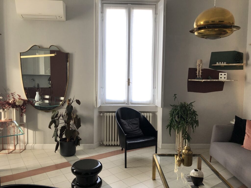 Appartamento in stile vintage e design con cementine a Milano per foto video eventi