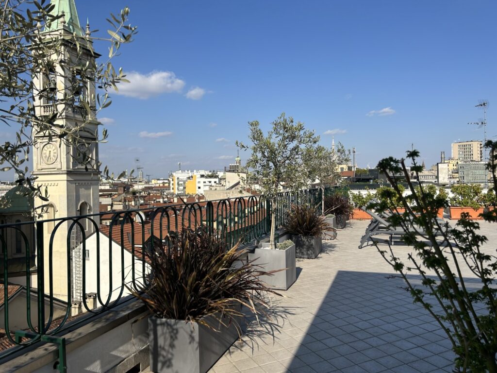 Attico moderno design con terrazzo a Milano per foto e video