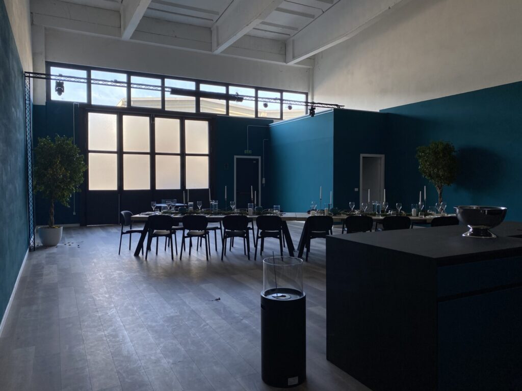 Spazio eventi in stile moderno funzionale con cucina isola a Milano per foto video eventi