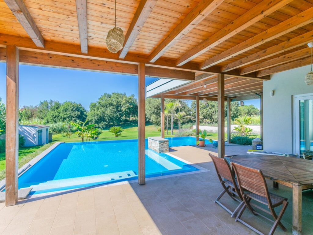 Villa in stile moderno con giardino e piscina a Roma per foto video eventi